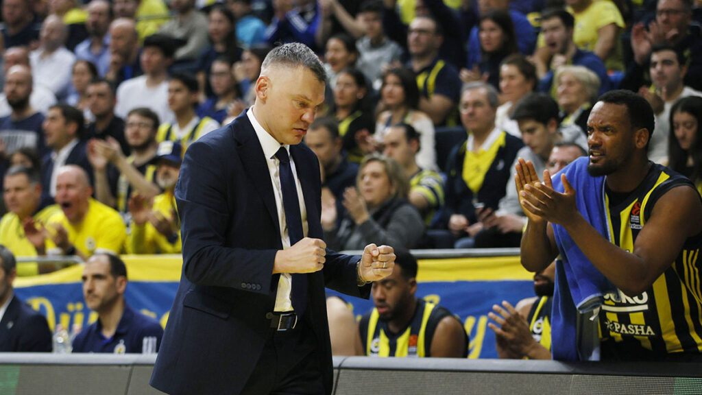 basantrenorumuz sarunas jasikevicius ve oyuncumuz dyshawn pierrenin mac onu gorusleri zfrgNU8S