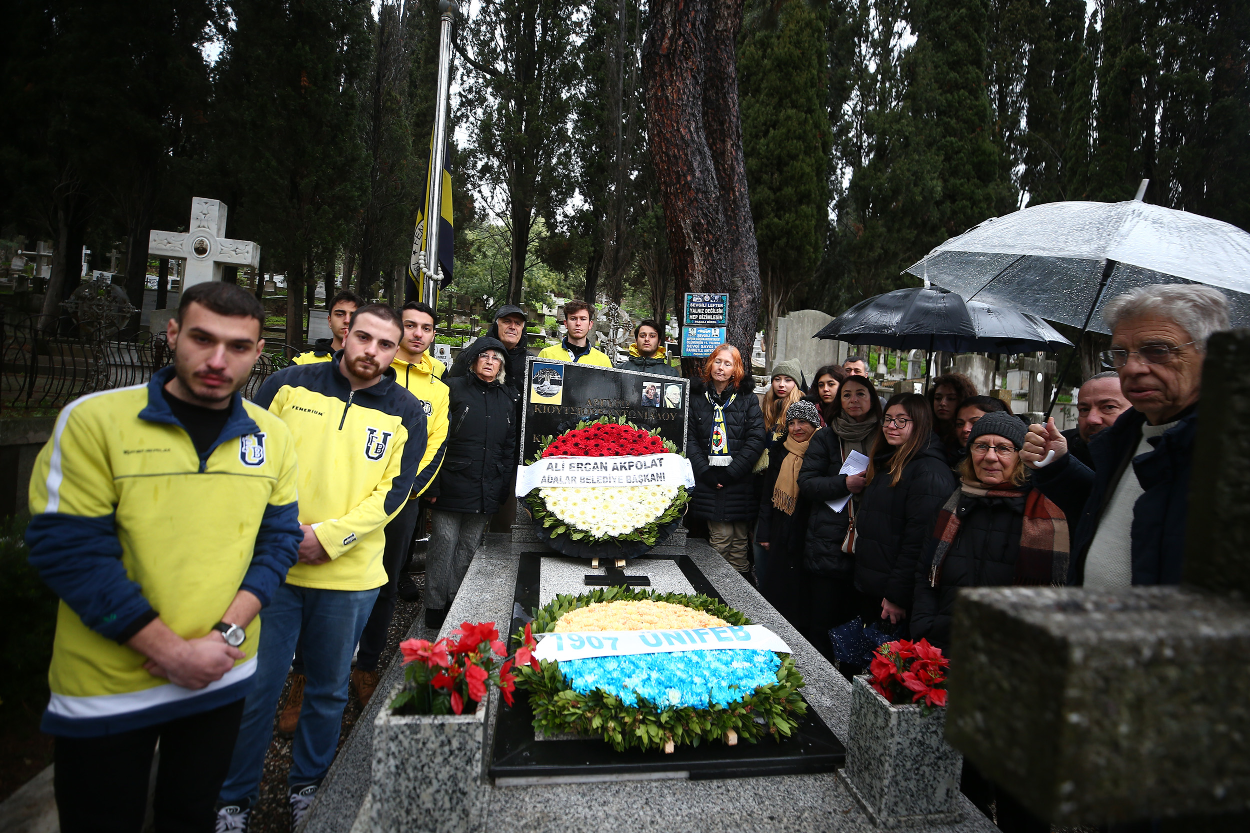 efsanemiz lefter kucukandonyadis kabri basinda anildi 1 KbPXvNah