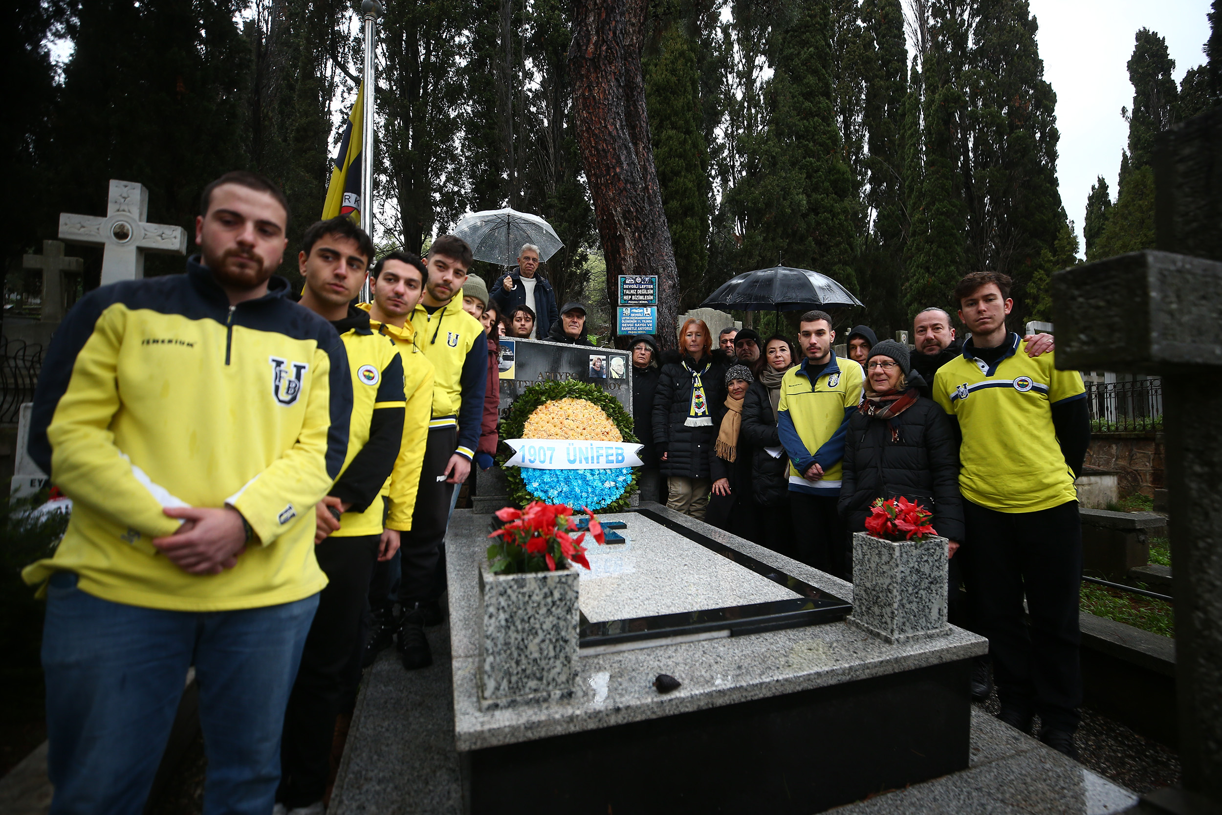 efsanemiz lefter kucukandonyadis kabri basinda anildi 2 YXQkHRsH