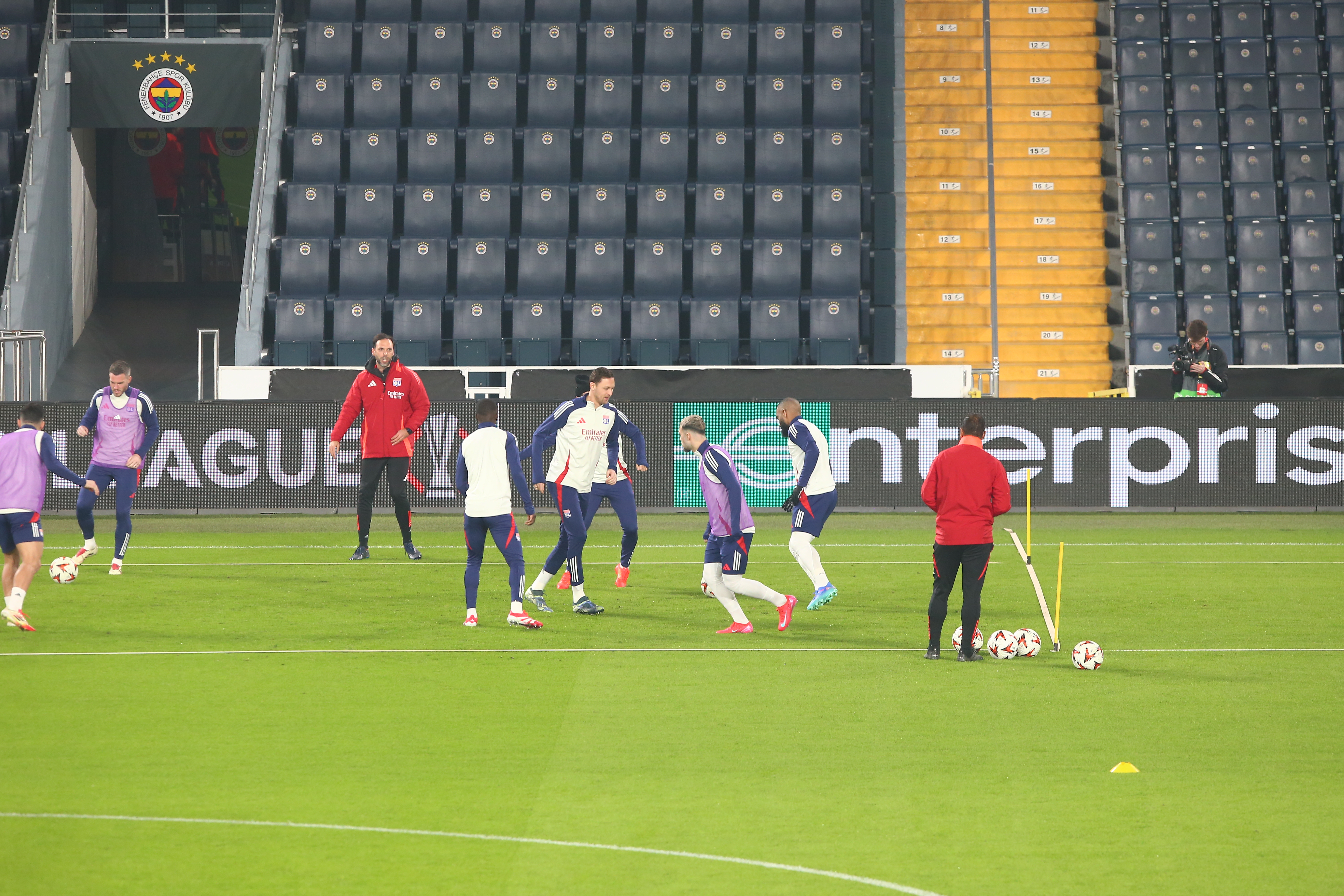 o lyon stadimizda antrenman yapti ve basin toplantisi duzenledi 4 OkPez7LG