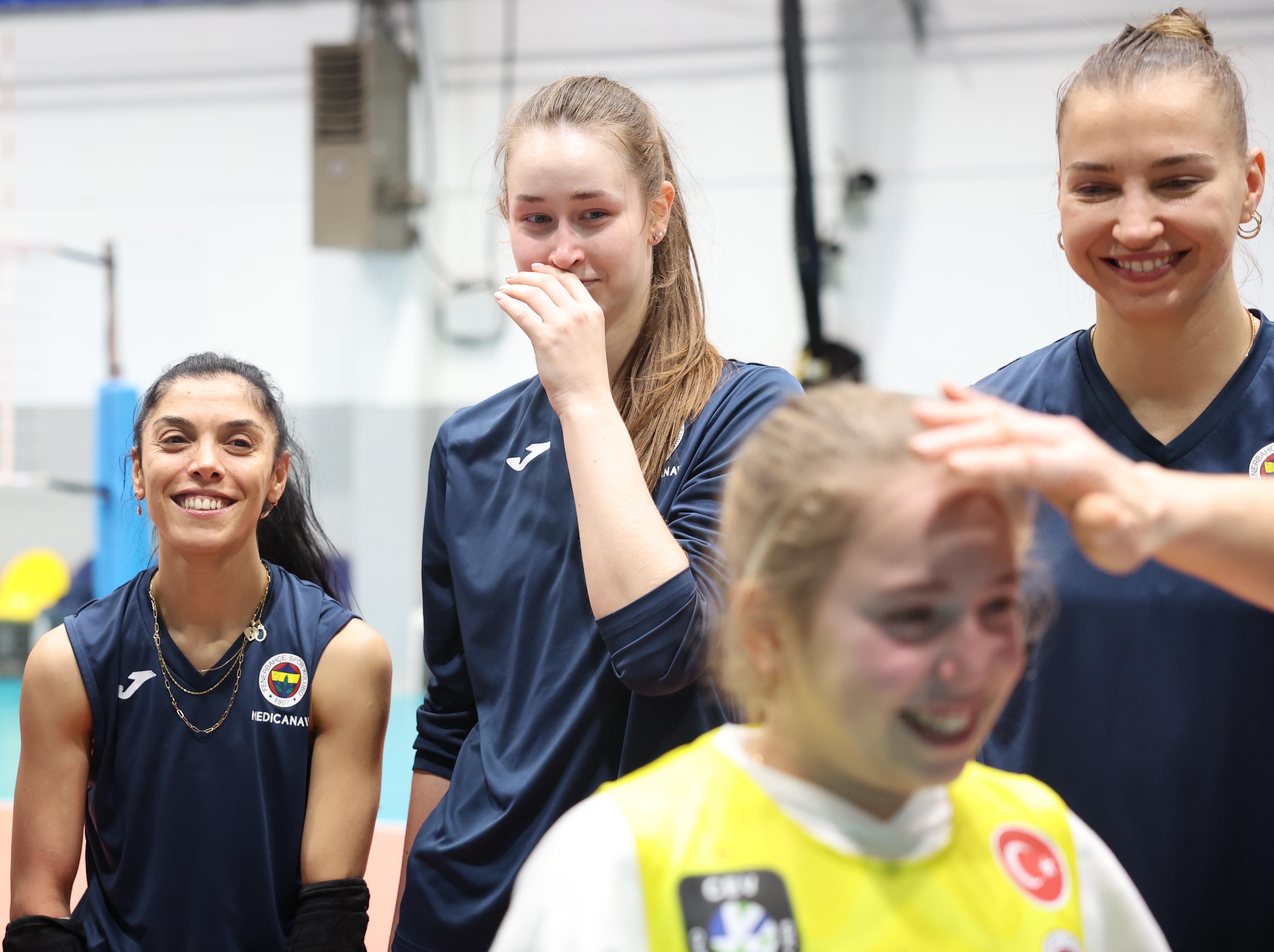 fenerbahce medicana kadin voleybol takimimiz 11 yasindaki taraftarimiz mina ile bir araya geldi 12 MMIRrHAw