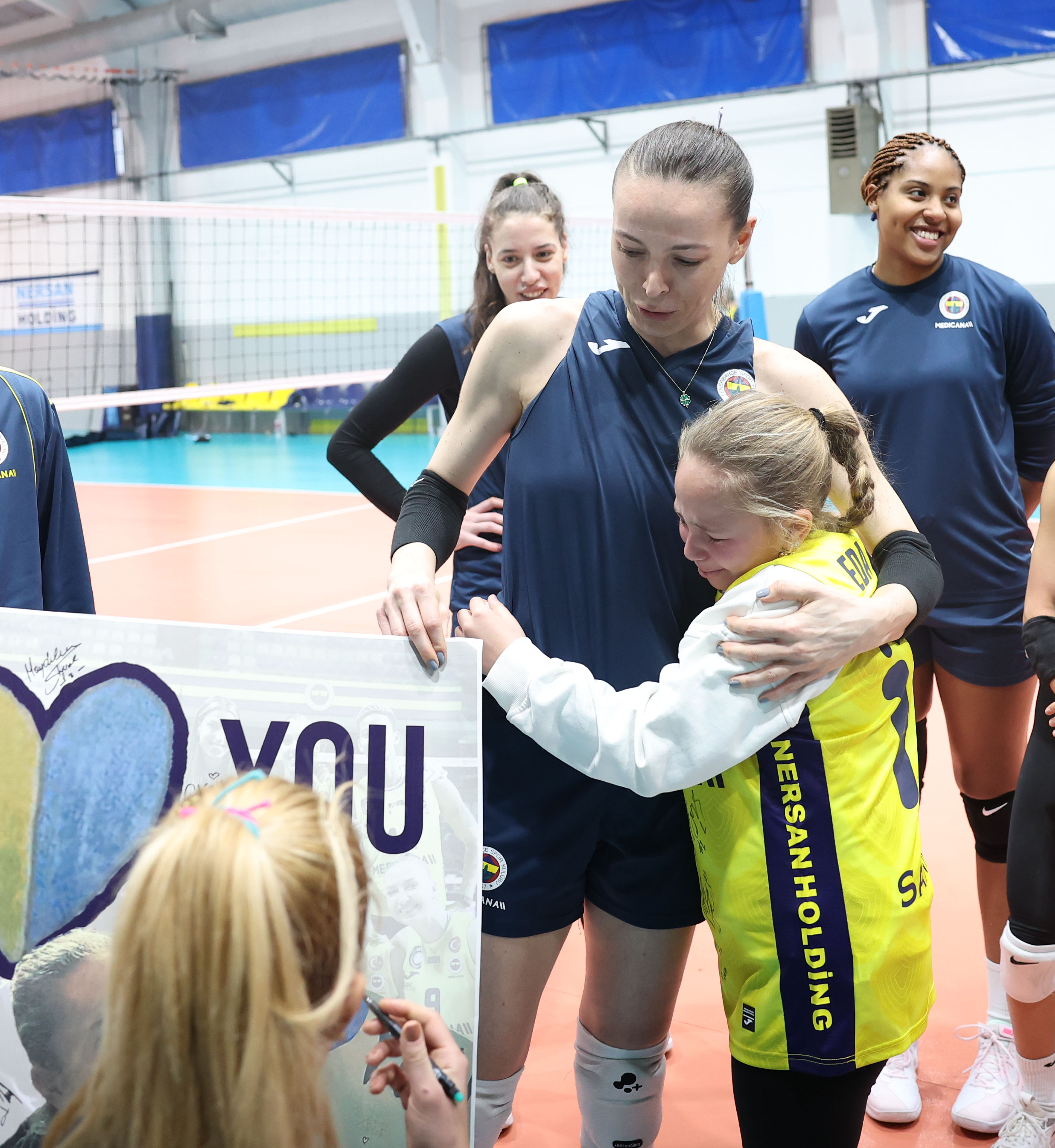 fenerbahce medicana kadin voleybol takimimiz 11 yasindaki taraftarimiz mina ile bir araya geldi 13 qzLbGDjg