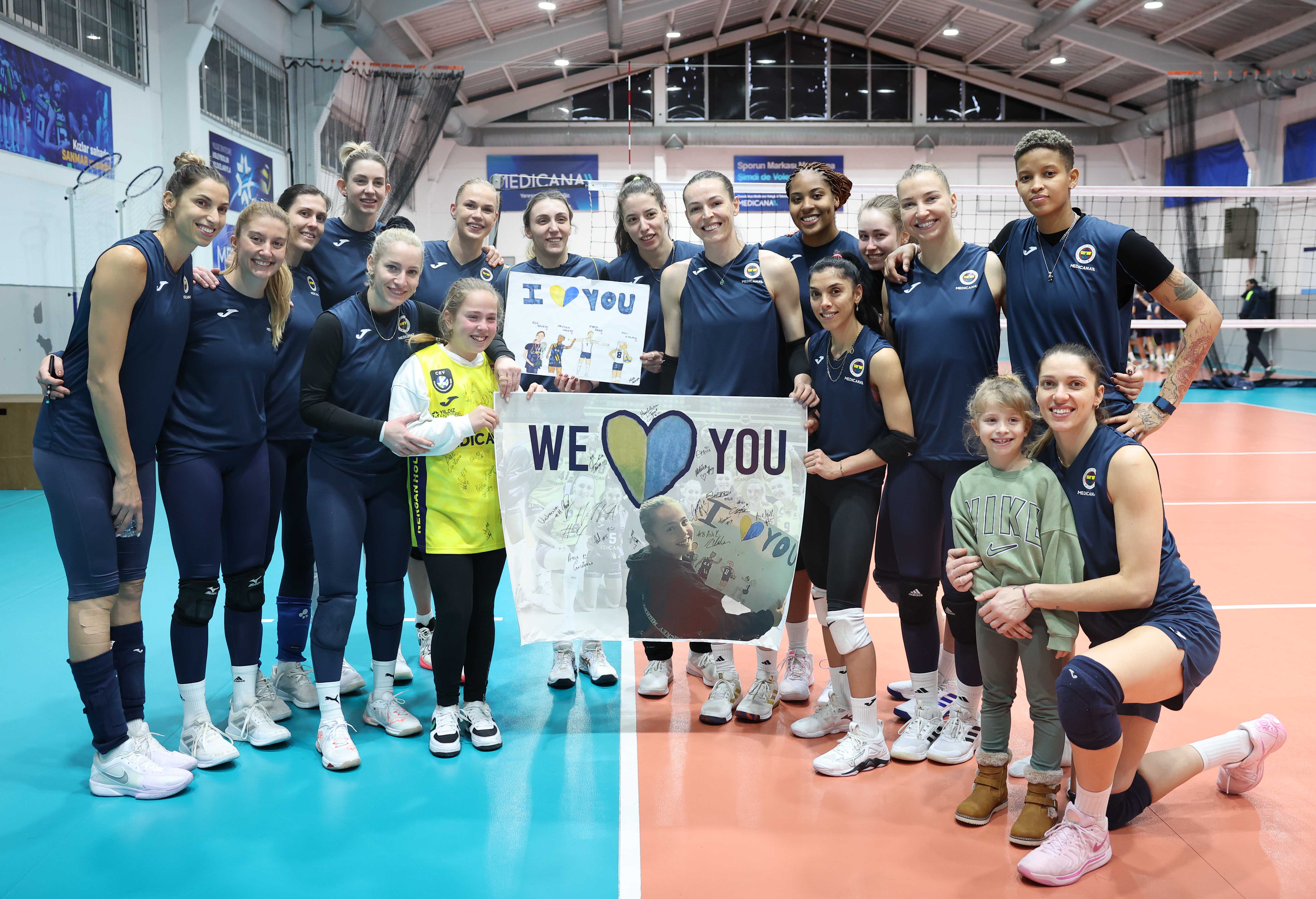 fenerbahce medicana kadin voleybol takimimiz 11 yasindaki taraftarimiz mina ile bir araya geldi 14 aeVnRZTg