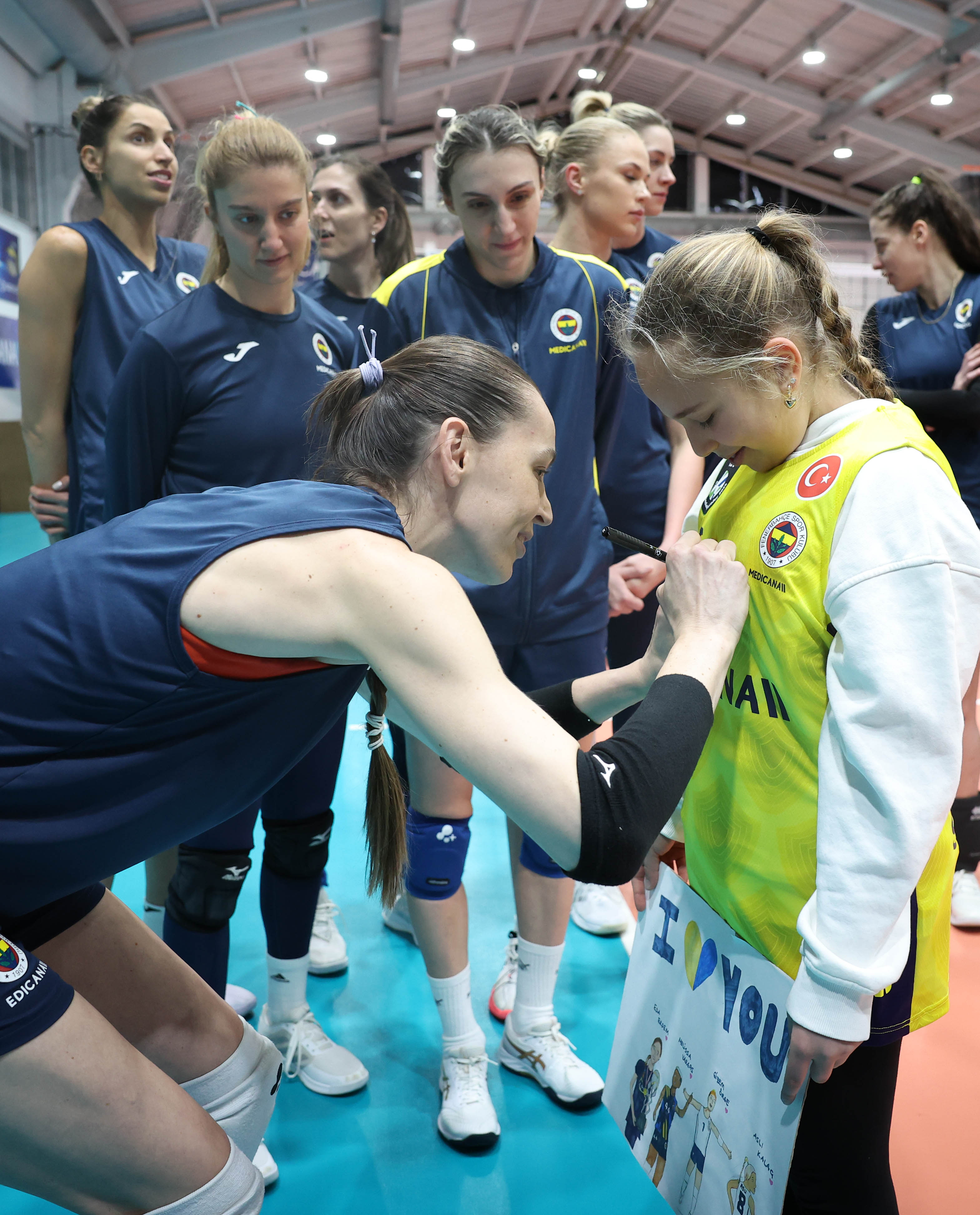 fenerbahce medicana kadin voleybol takimimiz 11 yasindaki taraftarimiz mina ile bir araya geldi 4 FtYMePd7