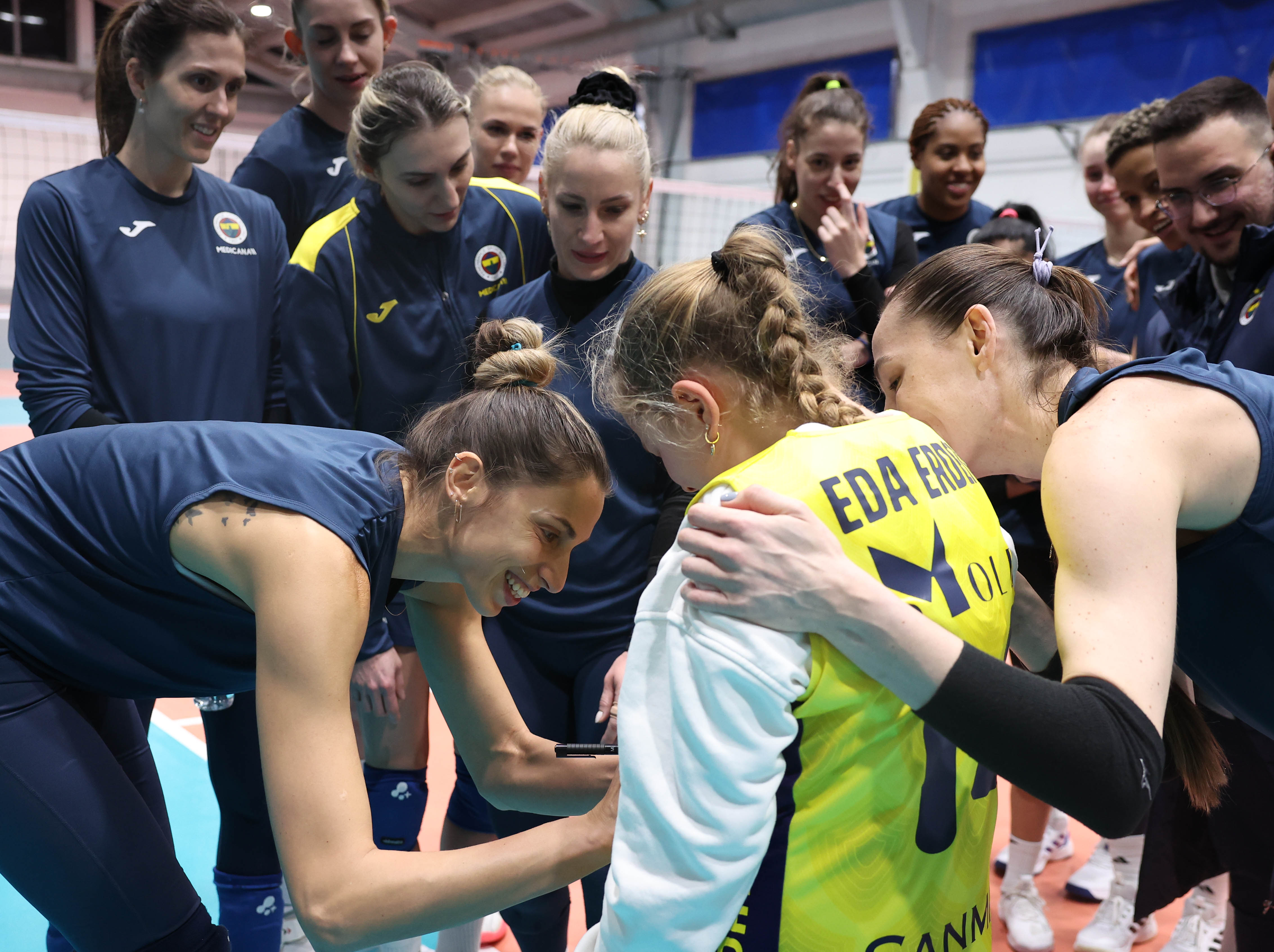 fenerbahce medicana kadin voleybol takimimiz 11 yasindaki taraftarimiz mina ile bir araya geldi 5 FLtGzRkJ