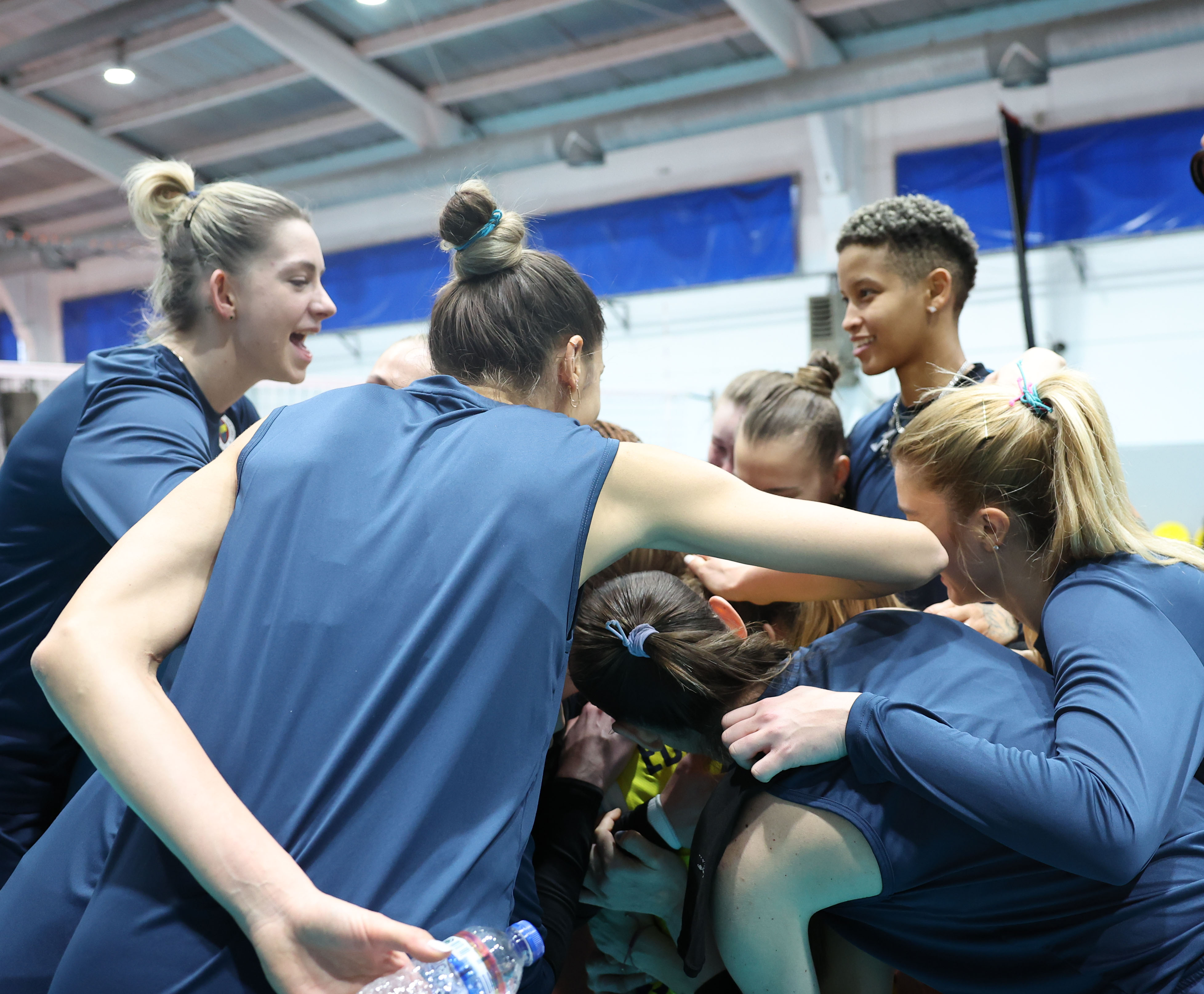 fenerbahce medicana kadin voleybol takimimiz 11 yasindaki taraftarimiz mina ile bir araya geldi 6