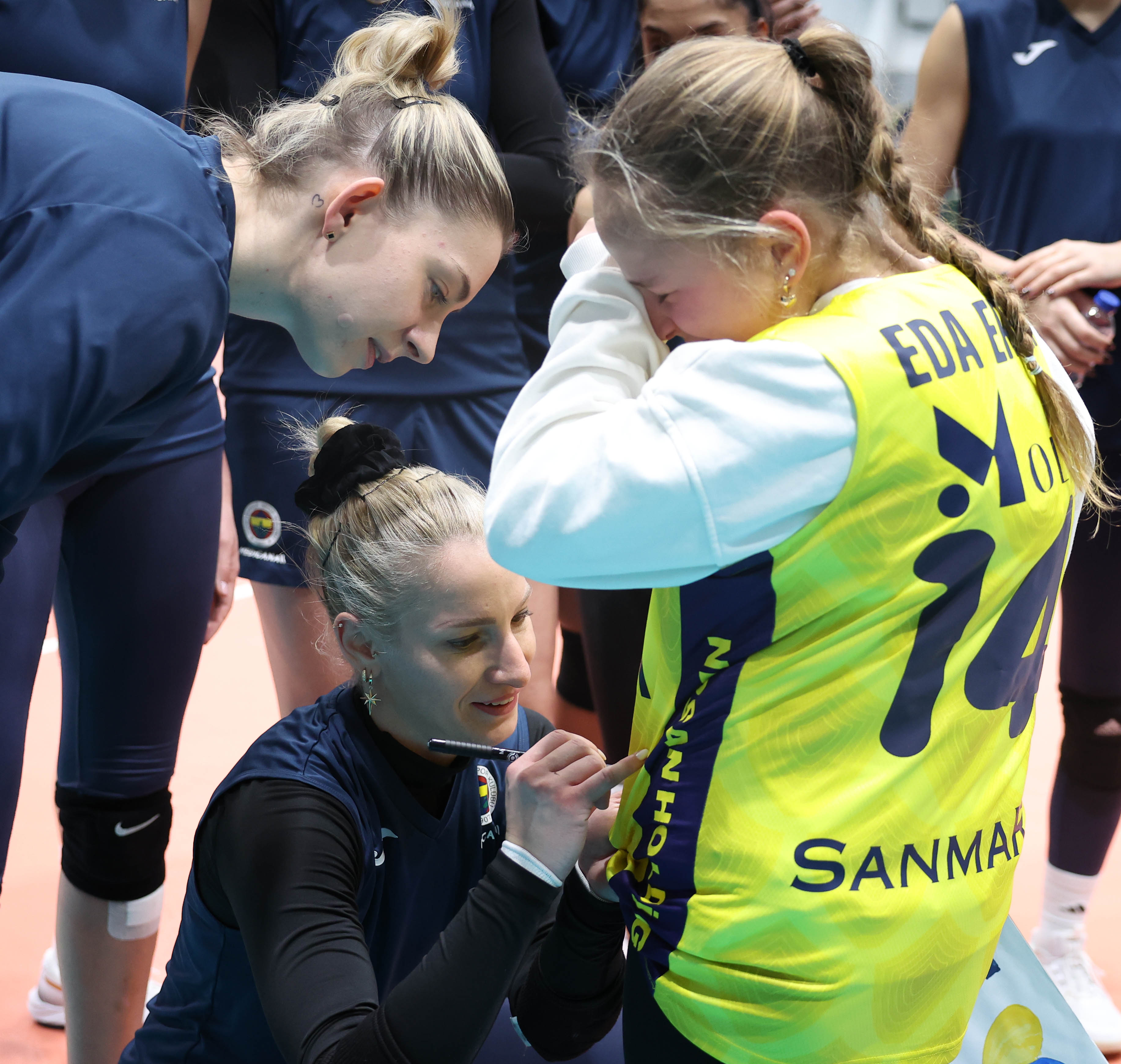 fenerbahce medicana kadin voleybol takimimiz 11 yasindaki taraftarimiz mina ile bir araya geldi 8