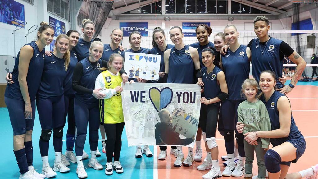 fenerbahce medicana kadin voleybol takimimiz 11 yasindaki taraftarimiz mina ile bir araya geldi 8QvlZfuu