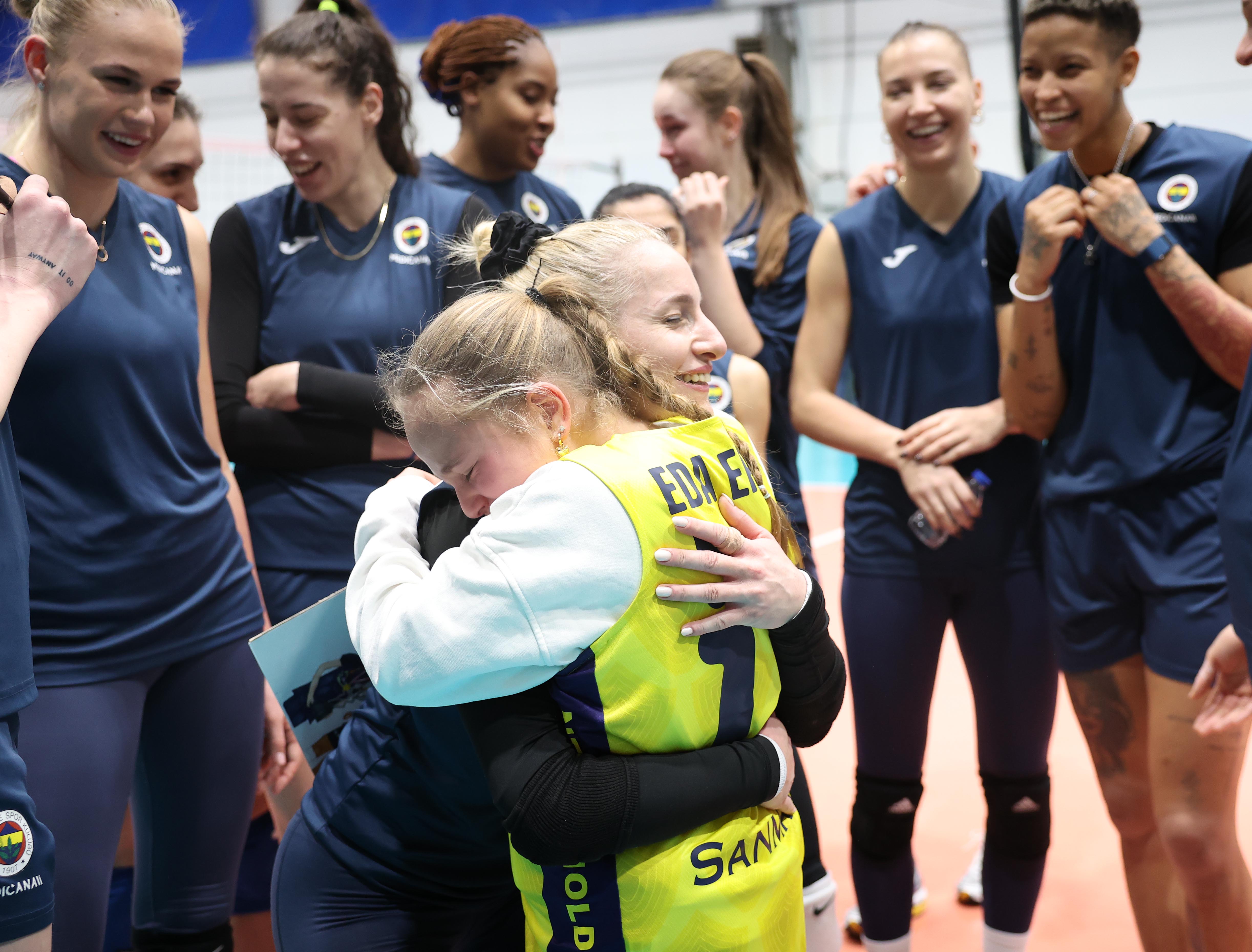 fenerbahce medicana kadin voleybol takimimiz 11 yasindaki taraftarimiz mina ile bir araya geldi 9 mUs2OeOD